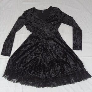 FOREVER 21 BLACK VELVET DRESS LONG SLEEVE WITH LACE ON BOTTOM WOMENS MEDIUM L455